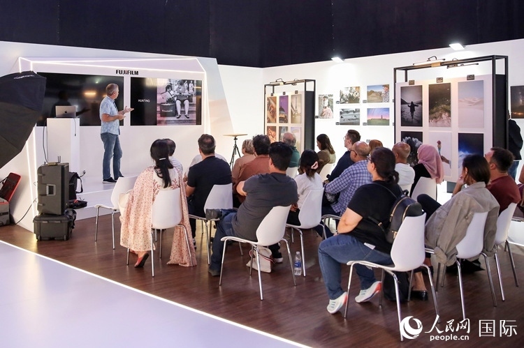 觀眾在參加攝影講座。人民網(wǎng)塔里克·易卜拉欣攝