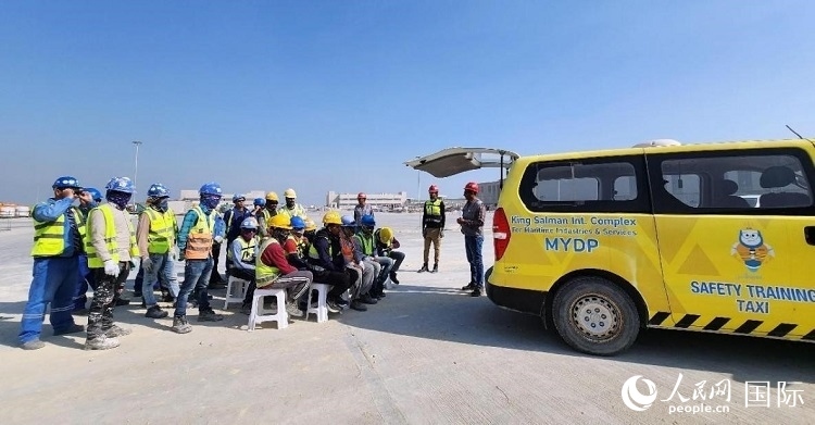 安全宣講出租車在現(xiàn)場播放安全視頻。人民網(wǎng)記者 管克江攝