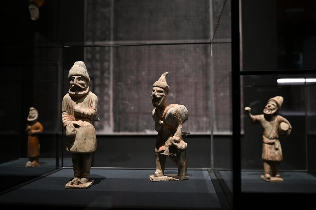 “歷史之遇——中國(guó)與西亞古代文明交流展”于1月12日至4月11日在故宮午門正殿展廳舉行。這是展出的陶彩繪人俑（1月10日攝）。新華社記者金良快攝