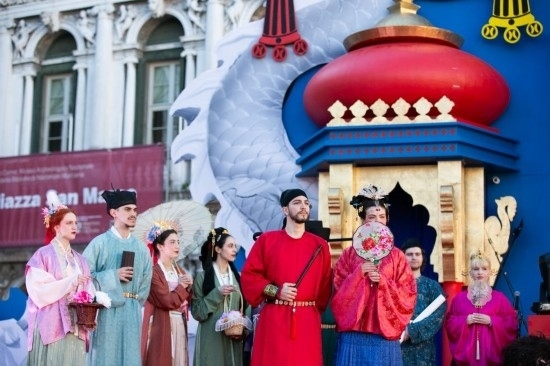  2024年2月13日，在意大利威尼斯，志愿者身著漢服進(jìn)行表演。新華社記者 李京 攝