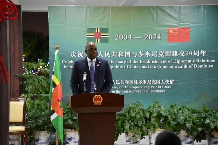 多米尼克總理斯凱里特在中多建交20周年招待會(huì)上致辭。中國(guó)駐多米尼克大使館供圖