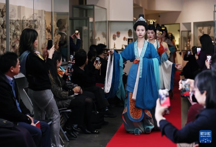 3月13日，在位于法國巴黎的吉美國立亞洲藝術(shù)博物館，模特展示敦煌復(fù)原服飾。新華社記者 高靜 攝