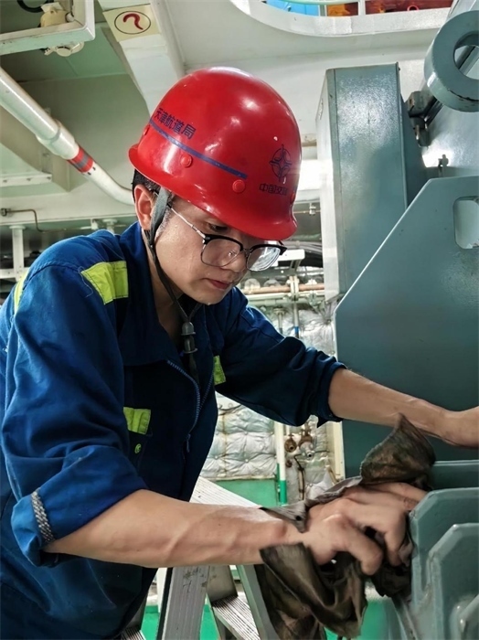 “天鯤號”工作人員正在對設(shè)備進(jìn)行清潔維護(hù)?！疤祧H號”供圖