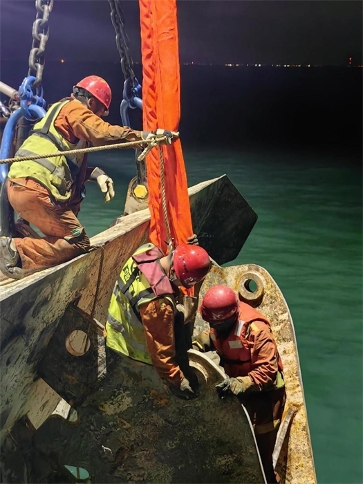 工作人員正在修理橫移錨纜。 “天鯤號”供圖