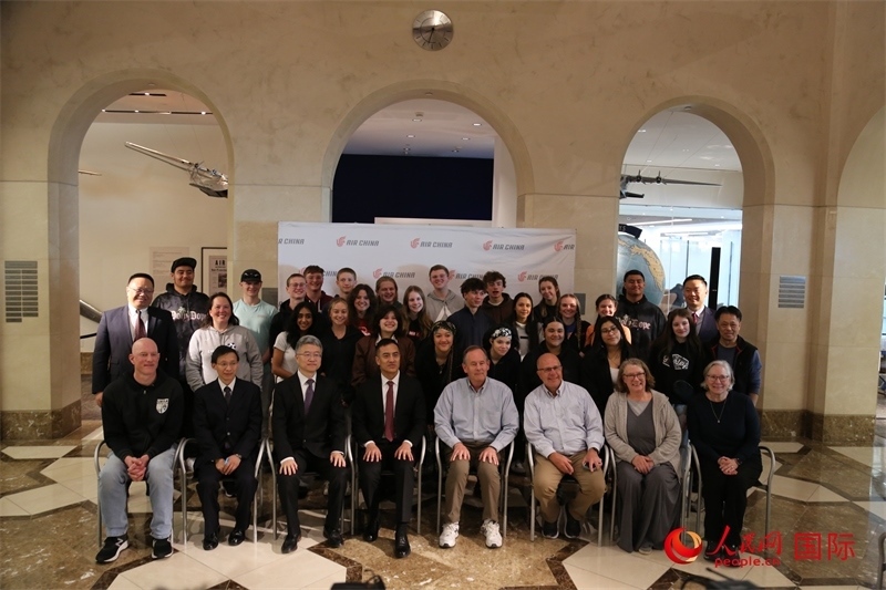 美國高中學生交流團全體與前來送行的各方代表合影。人民網(wǎng)記者 鄧圩攝