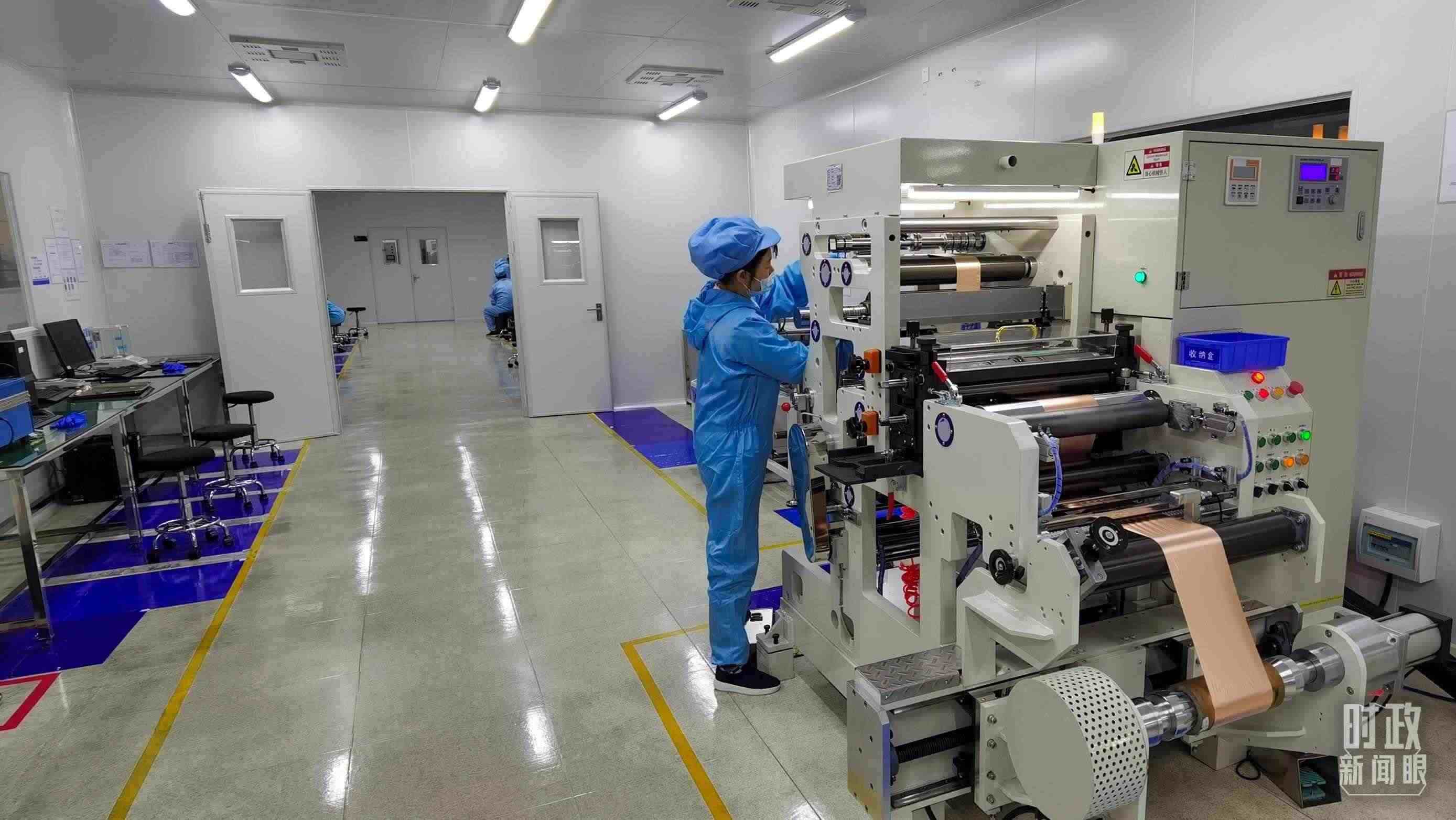 △企業(yè)員工將冷壓后的極片裁出規(guī)定尺寸，用于鋰電池制作。（總臺央視記者郭鴻拍攝）