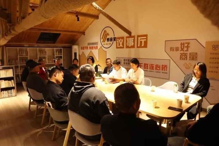 △浙江金華武義縣后陳村“鄰舍家”協(xié)商議事會討論舊村改造事宜。