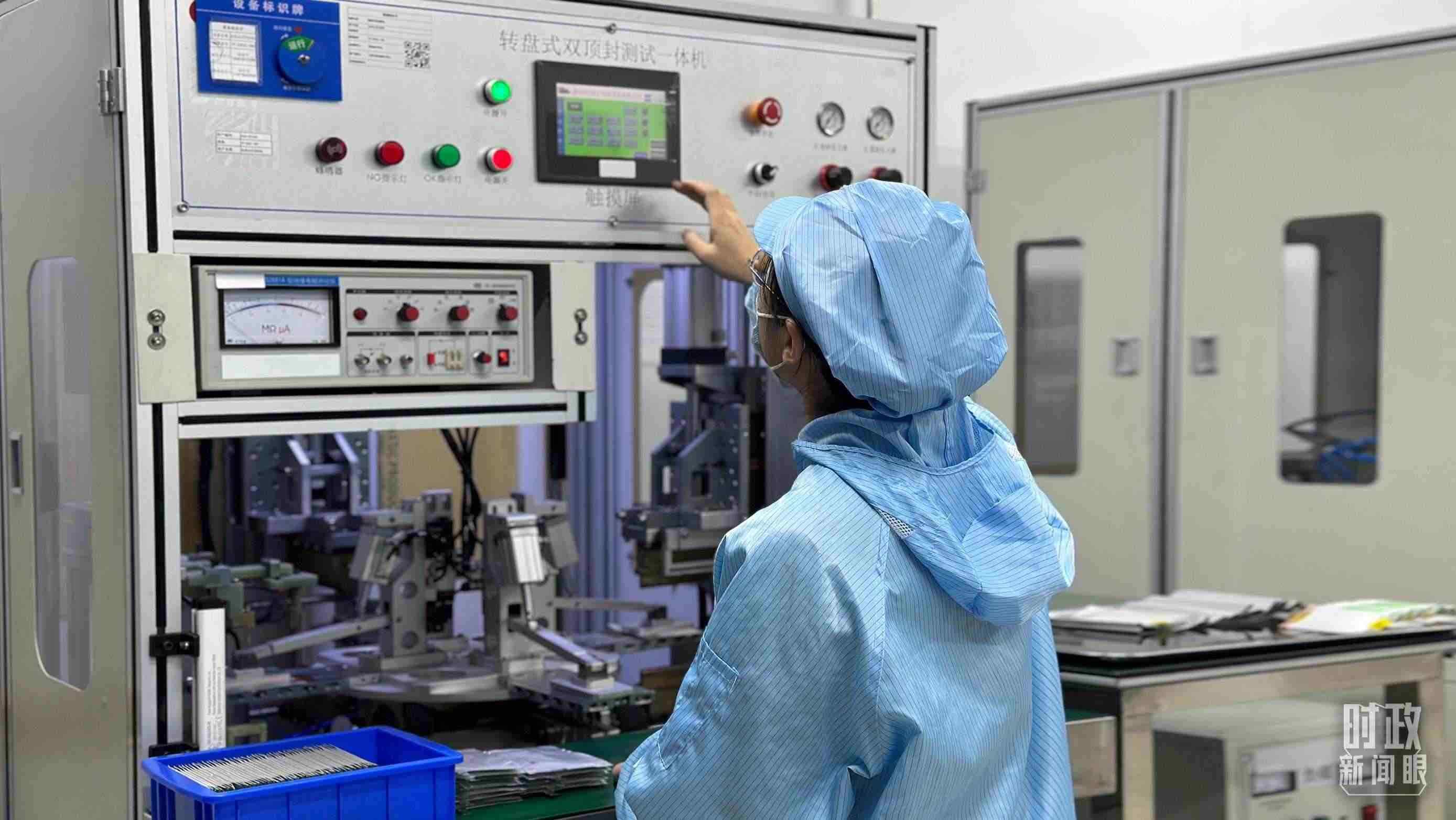 △企業(yè)電池技術中心內，員工正在進行電池封裝。（總臺央視記者盧心雨拍攝）
