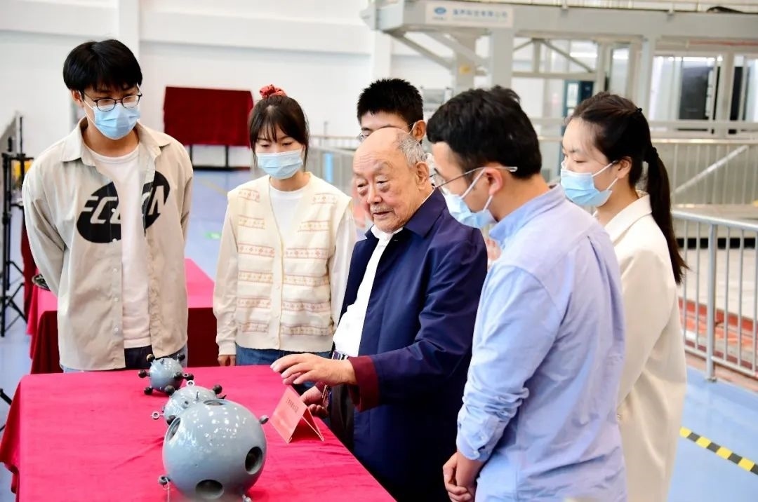 楊士莪院士在實驗室指導學生。哈爾濱工程大學供圖