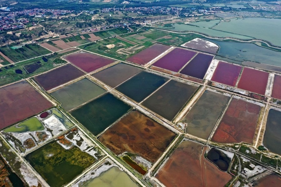這是2023年7月11日拍攝的山西運(yùn)城鹽湖一角（無(wú)人機(jī)照片）。按照“生態(tài)優(yōu)先、保護(hù)為主、適度開發(fā)”的原則，2020年9月，運(yùn)城市全面停止鹽湖范圍內(nèi)的工業(yè)生產(chǎn)活動(dòng)。近年來(lái)，千年鹽湖正在向生態(tài)保護(hù)、風(fēng)貌重塑、產(chǎn)業(yè)轉(zhuǎn)型、全域旅游的“綠色發(fā)展”轉(zhuǎn)變。