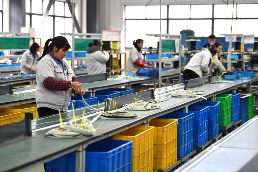 2022年2月16日，工作人員在安徽省滁州市汊河軌道交通裝備產(chǎn)業(yè)園的一家軌道交通裝備企業(yè)生產(chǎn)線上忙碌。安徽省滁州市來(lái)安縣汊河鎮(zhèn)地處皖蘇交界，緊鄰南京市江北新區(qū)。近年來(lái)，來(lái)安縣成為承接南京產(chǎn)業(yè)轉(zhuǎn)移的前沿陣地，汊河這個(gè)曾經(jīng)的傳統(tǒng)農(nóng)業(yè)小鎮(zhèn)緊抓機(jī)遇，開始深度融入長(zhǎng)三角，參與產(chǎn)業(yè)協(xié)作分工。產(chǎn)業(yè)園吸引了越來(lái)越多長(zhǎng)三角地區(qū)軌道交通企業(yè)入駐，形成了鐵路客車、城際軌道零部件研發(fā)、生產(chǎn)、銷售的產(chǎn)業(yè)集群。