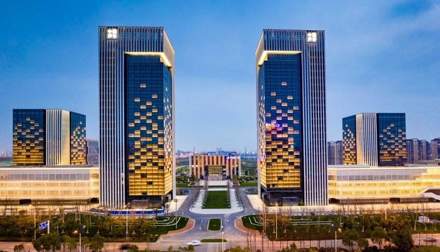 這是2019年3月13日拍攝的位于安徽合肥的中國(guó)聲谷產(chǎn)業(yè)園（無(wú)人機(jī)照片）。截至2024年，中國(guó)聲谷入駐企業(yè)超過(guò)2000戶，年產(chǎn)值超過(guò)2000億元，形成以智能語(yǔ)音及人工智能產(chǎn)業(yè)為核心的新一代信息技術(shù)產(chǎn)業(yè)集群。