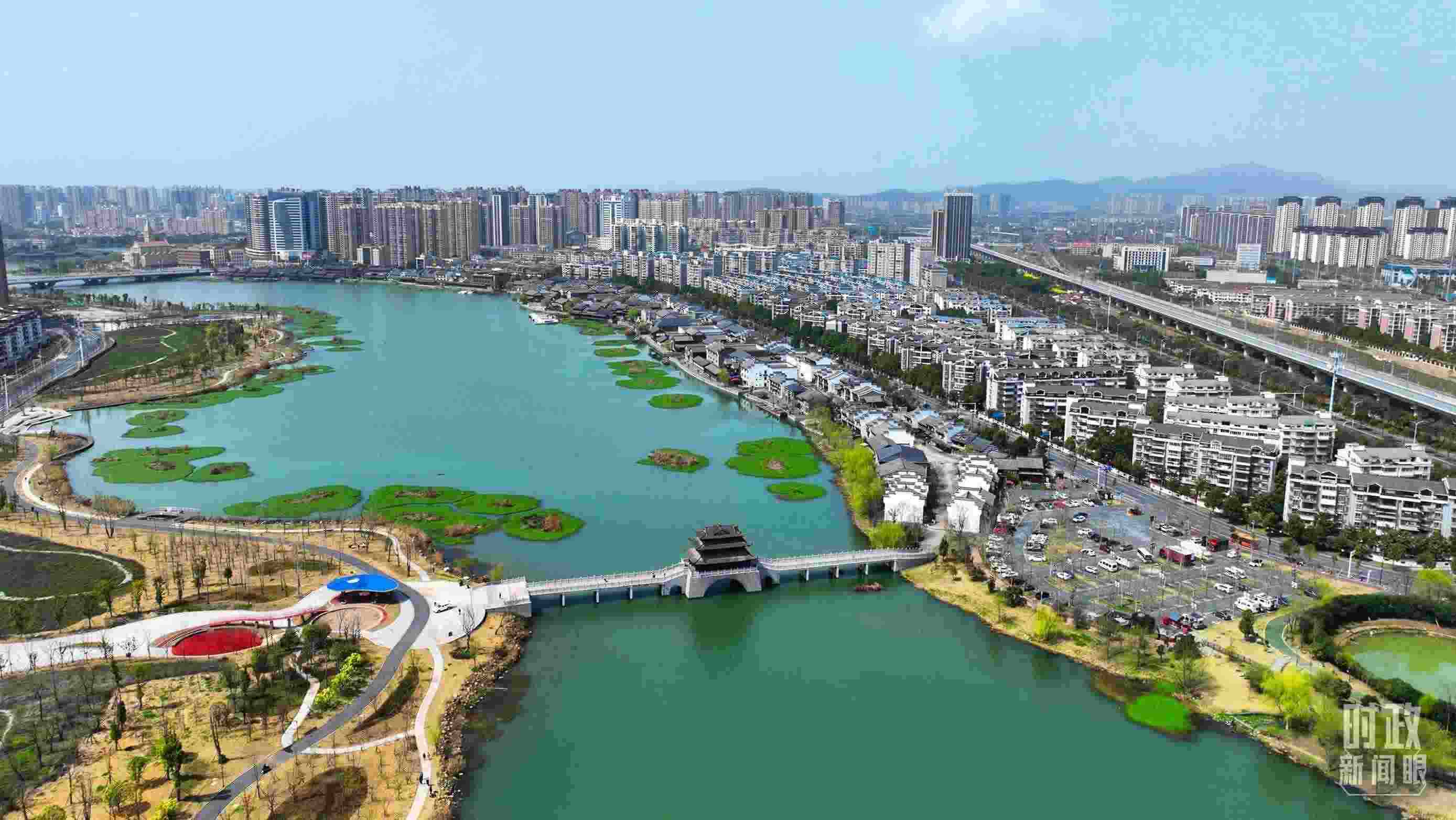 湖南常德。此次座談會(huì)前，習(xí)近平在長(zhǎng)沙、常德兩地實(shí)地考察。（總臺(tái)央視記者范凱拍攝）