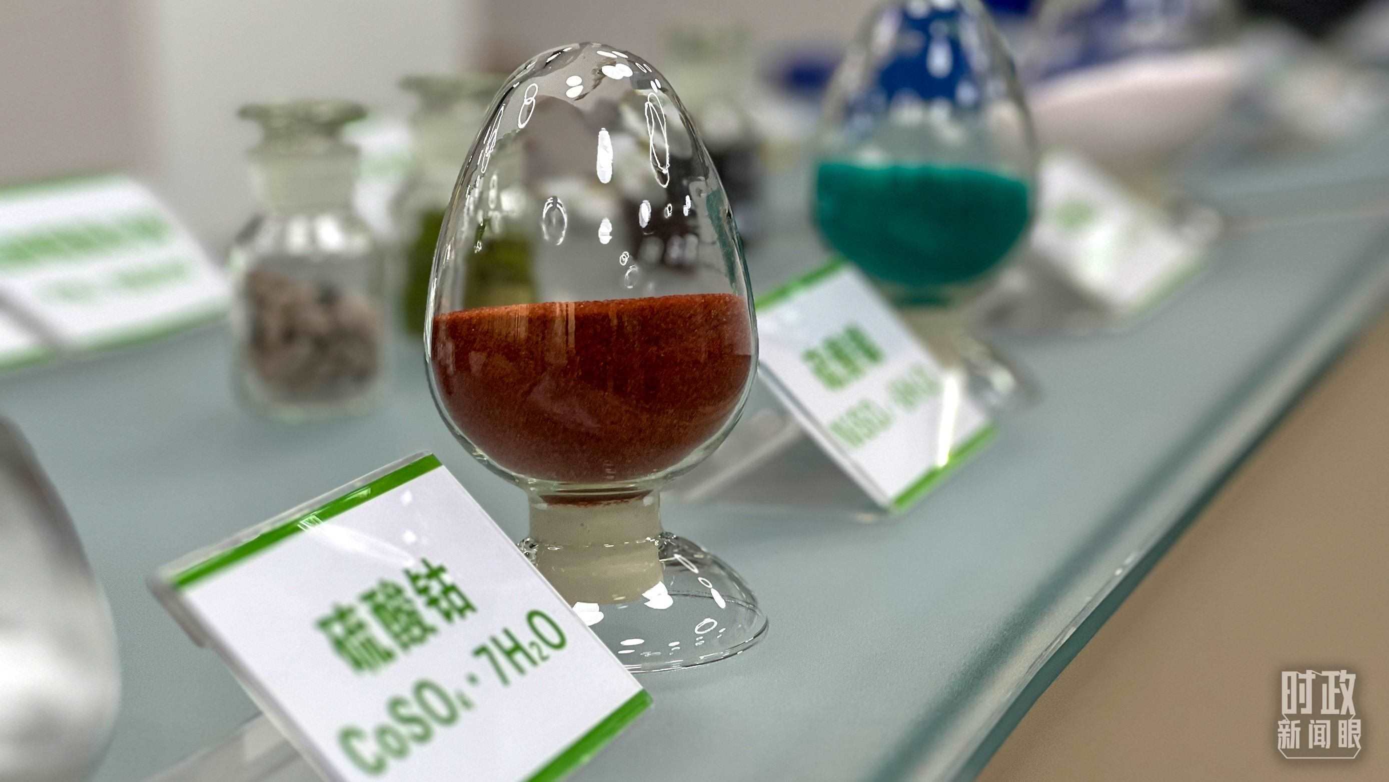 △巴斯夫杉杉電池材料有限公司的產(chǎn)品展示。（總臺(tái)央視記者李煒拍攝）