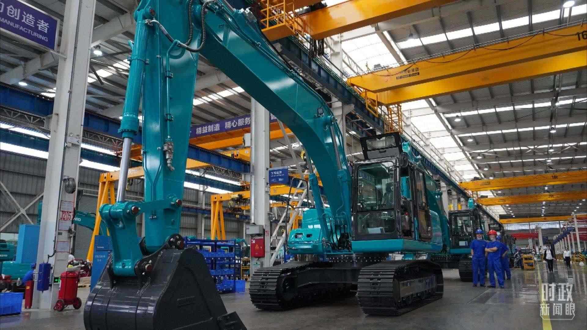△這是山河智能大型挖掘機(jī)的組裝車間。2020年9月，習(xí)近平曾到此地考察。（總臺(tái)央視記者郭曉龍拍攝）