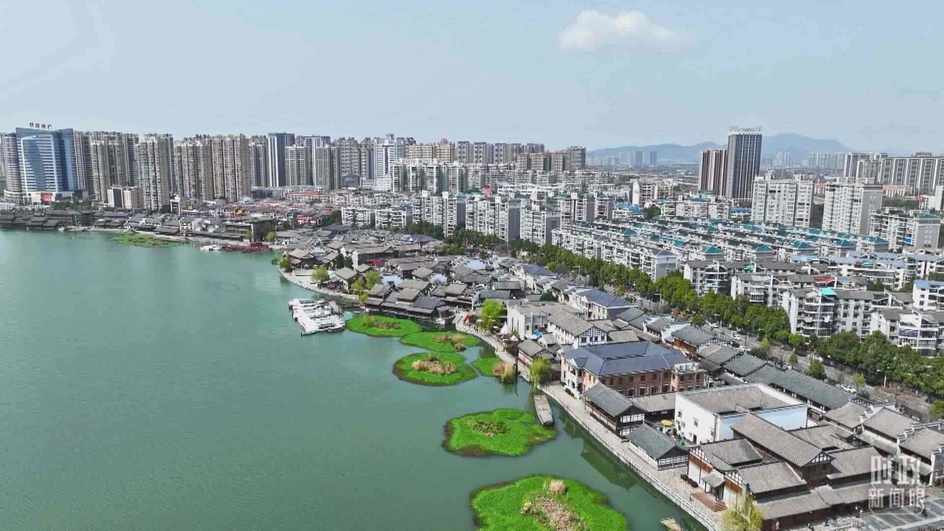 △沅江江畔，常德河街與現(xiàn)代建筑交相輝映。（總臺(tái)央視記者范凱拍攝）