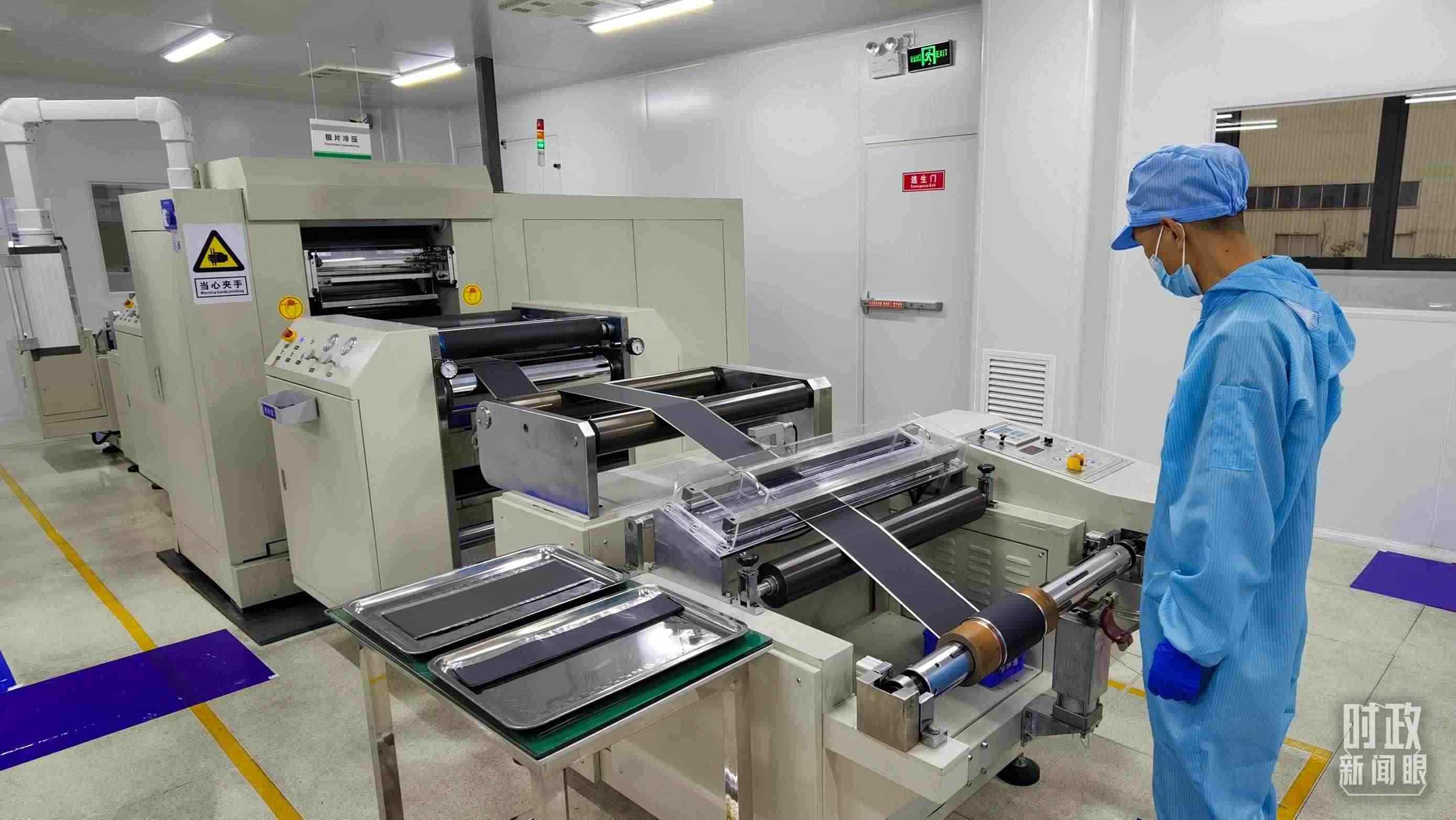 △這是電池生產(chǎn)的極片冷壓操作車間。（總臺(tái)央視記者郭鴻拍攝）