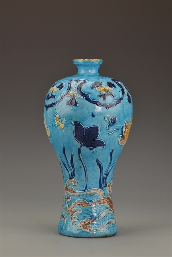 一號沉船出水的琺華彩蓮紋梅瓶。中國文物報(bào)社供圖