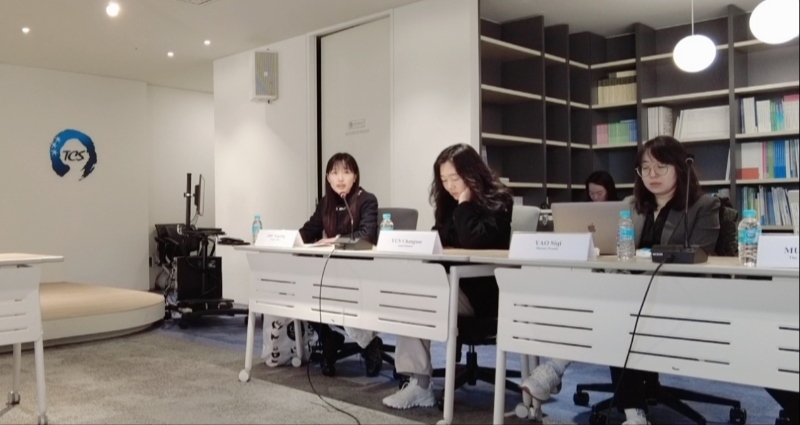 記者（左一）在交流活動上，以加強中日韓三國經濟合作、增進三國民眾相互理解為主題發(fā)表演講。權小星攝