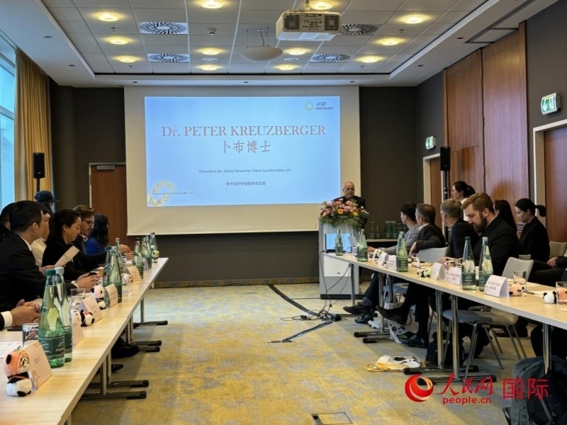 在成都文化旅游（柏林）推介座談會(huì)上，德中友好協(xié)會(huì)聯(lián)合會(huì)主席卜布致辭。人民網(wǎng)記者張慧中攝