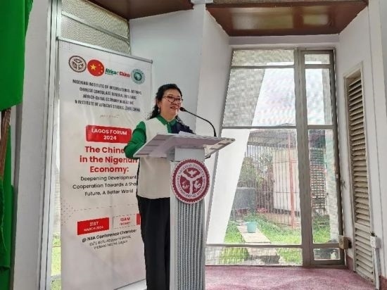 3月21日，中國(guó)駐拉各斯總領(lǐng)事嚴(yán)宇清在首屆拉各斯論壇上致辭。（圖片由中國(guó)駐拉各斯總領(lǐng)事館提供）