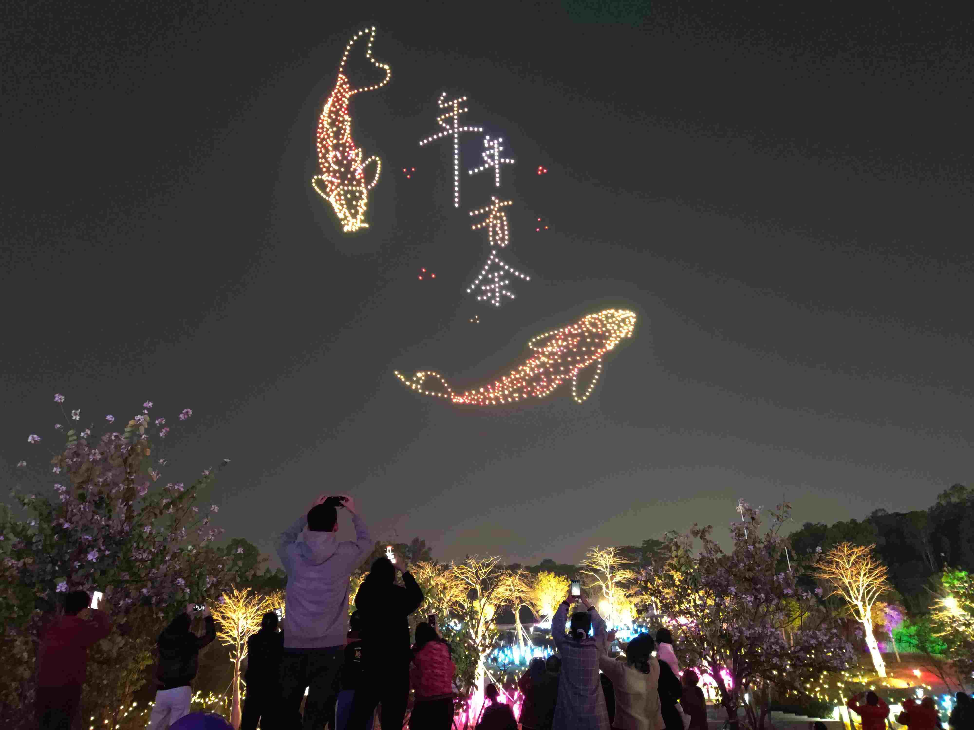 △ 2024年2月10日，深圳北站中心公園，春節(jié)主題無人機燈光秀引來眾多游客駐足觀看。