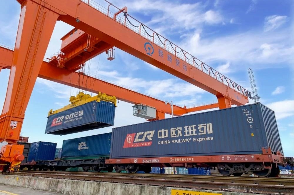 △2022年4月29日，在安徽合肥北站物流基地集裝箱作業(yè)區(qū)，準(zhǔn)備發(fā)運的中歐班列集裝箱。