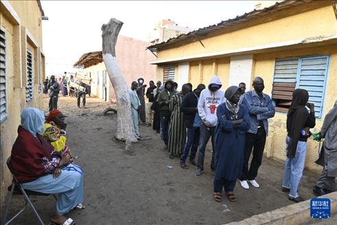 3月24日, 選民在塞內(nèi)加爾首都達(dá)喀爾的一處投票站前排隊(duì)。新華社發(fā)（登巴·蓋伊攝）