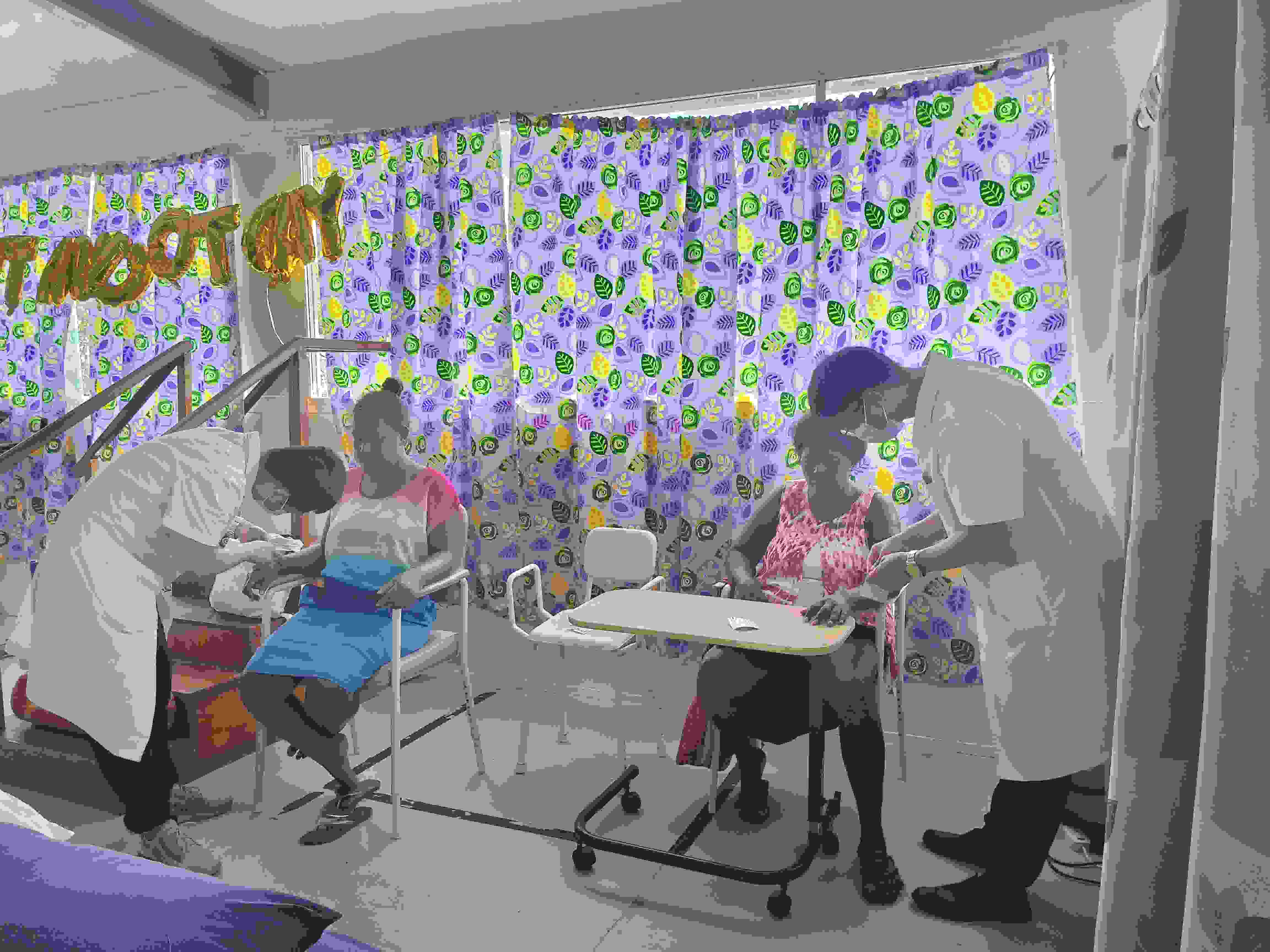 2023年7月3日，中國援助所羅門群島醫(yī)療隊(duì)針灸大夫在所羅門群島首都霍尼亞拉國家轉(zhuǎn)診醫(yī)院為患者治療。