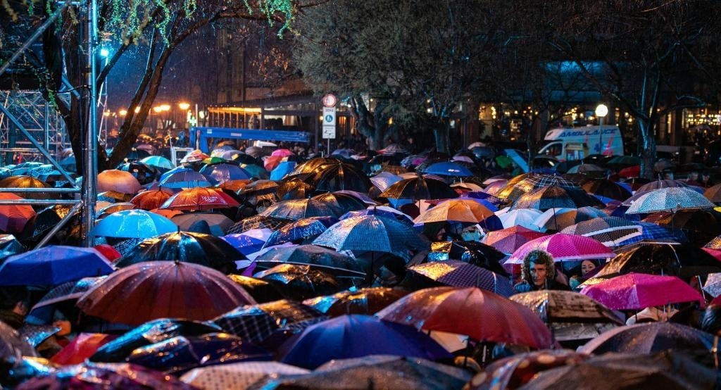 3月24日，在塞爾維亞南部城市普羅庫普列，人們參加北約轟炸南聯(lián)盟遇難者悼念儀式。新華社發(fā)（王韡攝）