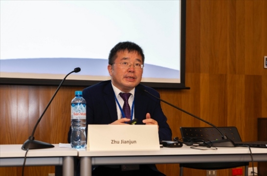 上海外國語大學(xué)國際文化交流學(xué)院副院長朱建軍做專題講座。（秘魯天主教大學(xué)孔子學(xué)院供圖）