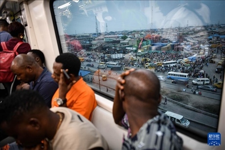 2月28日，在尼日利亞拉各斯，人們乘坐輕軌藍線列車。新華社記者 韓旭 攝