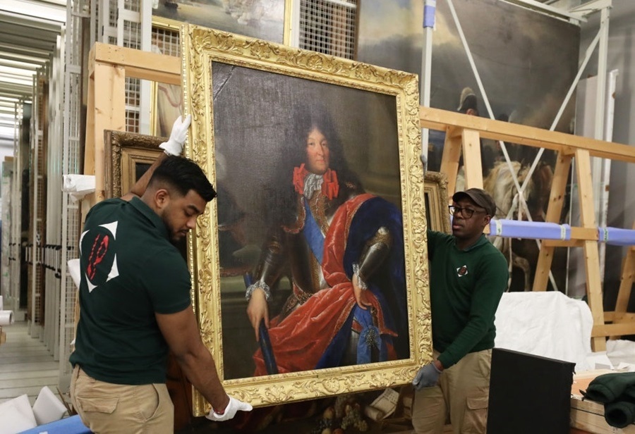  2024年3月11日，在法國(guó)巴黎近郊的凡爾賽宮，工作人員準(zhǔn)備打包油畫《路易十四戎裝像》。在2024年中法建交60周年暨中法文化旅游年之際，凡爾賽宮和故宮博物院將于4月至6月在故宮共同舉辦“凡爾賽宮與紫禁城”展覽。凡爾賽宮工作人員將70余件法方展品打包裝箱，計(jì)劃在不久之后將其運(yùn)往北京。新華社記者 高靜 攝