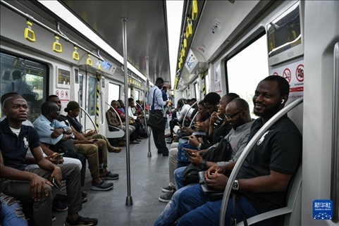 2月28日，在尼日利亞拉各斯，人們乘坐輕軌藍線列車。新華社記者 韓旭 攝