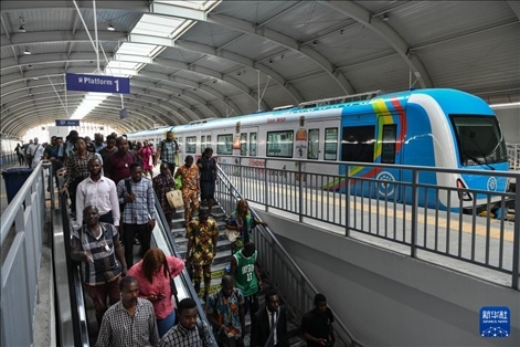 2月28日，在尼日利亞拉各斯，人們在輕軌藍線碼頭站下車出站。新華社記者 韓旭 攝