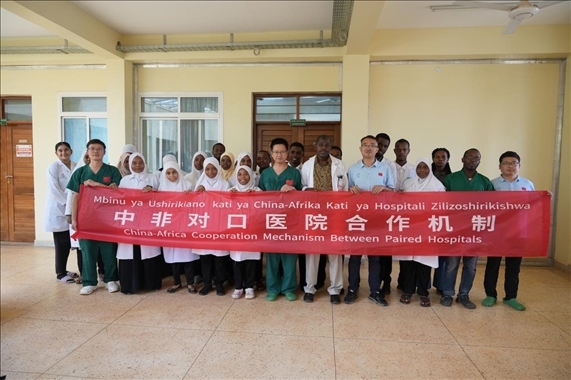 醫(yī)療隊(duì)隊(duì)員和當(dāng)?shù)蒯t(yī)生們合影。中國援桑醫(yī)療隊(duì)供圖