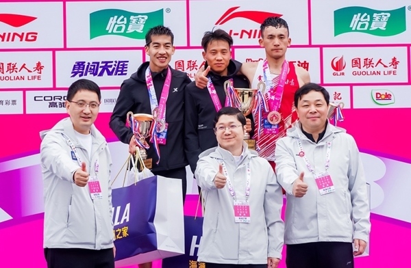 無(wú)錫市人民政府副秘書長(zhǎng)顧文龍，無(wú)錫市體育局黨組書記、副局長(zhǎng)楊宇華，海瀾集團(tuán)黨委副書記、副總裁江南共同為全國(guó)馬拉松錦標(biāo)賽（第一站）男子組前3名頒獎(jiǎng)。受訪者供圖