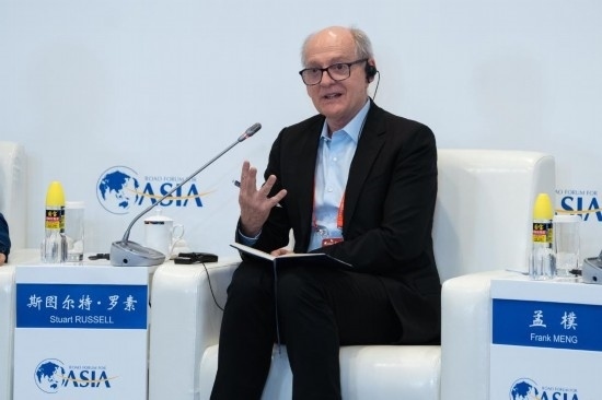 3月27日，《人工智能：現(xiàn)代方法》作者、加州大學(xué)伯克利分校計算機科學(xué)系教授斯圖爾特·羅素在分論壇上發(fā)言。新華社記者 曹夢瑤 攝