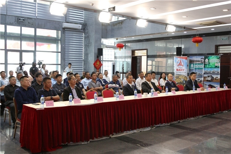 當(dāng)?shù)貢r(shí)間3月26日下午，中國(guó)品牌重型機(jī)械、載重車輛宣傳推介會(huì)在中國(guó)駐蘇里南大使館舉行。圖為宣介會(huì)現(xiàn)場(chǎng)。中國(guó)駐蘇里南大使館供圖