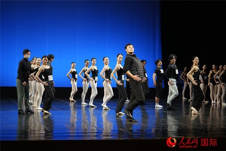 松山芭蕾舞團(tuán)青年代表團(tuán)成員在中央芭蕾舞團(tuán)跟隨中方教師上課。人民網(wǎng)記者 張麗婭攝