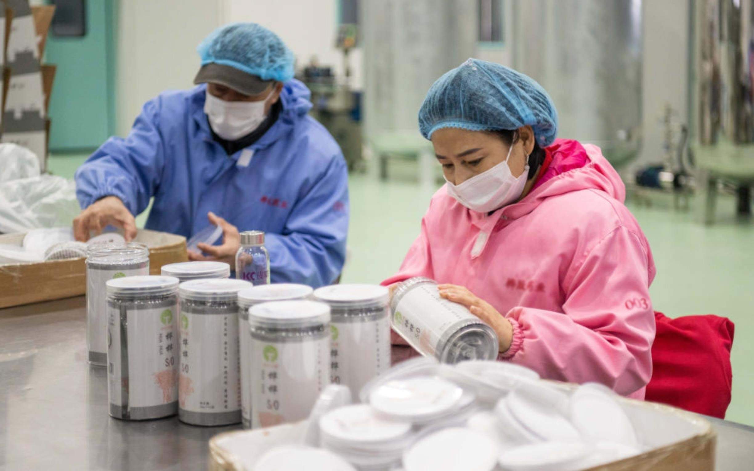 △2024年3月12日，黑龍江伊春一家公司內(nèi)，工作人員在包裝樺樹汁相關(guān)產(chǎn)品。