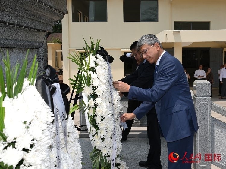 陳海大使向中國遠征軍紀念碑敬獻花籃。人民網(wǎng)記者 謝佳君攝