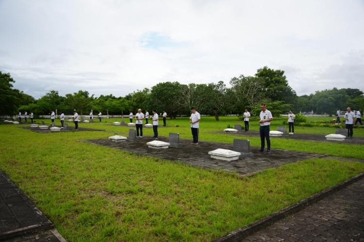 醫(yī)療隊隊員向烈士們獻(xiàn)花。中國援桑醫(yī)療隊供圖