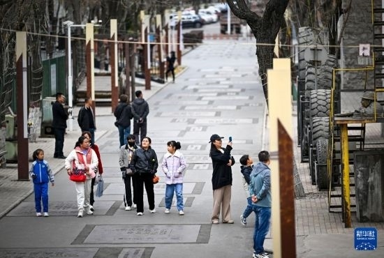 4月5日，游客在寧夏石嘴山市大武口洗煤廠工業(yè)遺址公園游覽。新華社記者 馮開(kāi)華 攝