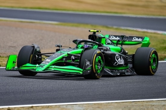 4月5日，索伯車隊(duì)中國(guó)車手周冠宇在練習(xí)賽中。新華社記者 張笑宇 攝