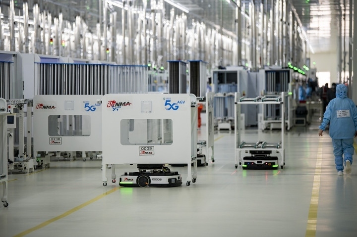 2024年1月10日，在位于浙江省金華市金義新區(qū)的潤馬光能集團金華工廠智能化生產(chǎn)車間里，AGV（自動導(dǎo)引運輸）小車忙碌穿梭在生產(chǎn)單元之間。圖源新華社