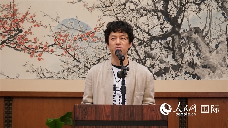 影片導(dǎo)演竹內(nèi)亮致辭。人民網(wǎng) 蔣曉辰攝