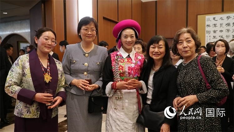 來(lái)賓與茨姆等人熱烈交流并合影留念。人民網(wǎng) 蔣曉辰攝