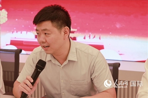 中國(guó)駐里約總領(lǐng)館領(lǐng)僑處處長(zhǎng)齊冀在座談會(huì)上致辭。人民網(wǎng)記者 陳海琪攝