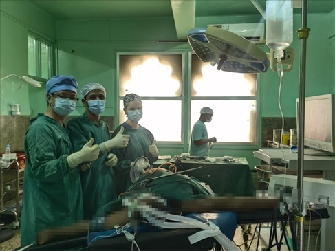 蔣國慶醫(yī)生（左）和當(dāng)?shù)蒯t(yī)生慶祝手術(shù)成功。中國援桑醫(yī)療隊供圖